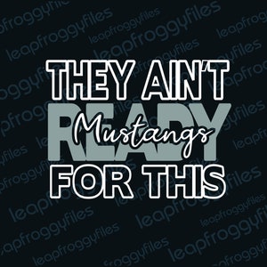 Op de afbeelding: Een zwart-wit grafisch ontwerp met de tekst "They Ain't Ready Mustangs For This". De tekst is in een vet, wit kader met een grijze vulling.
