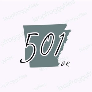 Puede incluir: Gráfico de color verde azulado que muestra el contorno del estado de Arkansas. El número "501" está escrito en blanco en cursiva, con "AR" en negro debajo, indicando el estado.