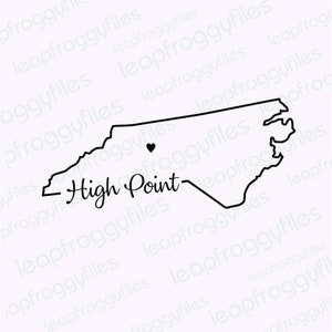 Könnte beinhalten: Eine Schwarzweiß-Umrandung des Bundesstaates North Carolina mit einem kleinen schwarzen Herzen, das den Ort High Point, North Carolina, markiert. Der Text "High Point" ist in Kursivschrift unterhalb der Staatsgrenze geschrieben.