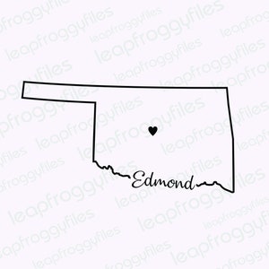 Op de afbeelding: Een zwarte omtrek van de staat Oklahoma met een hartsymbool dat een locatie aangeeft. Het woord "Edmond" is in cursieve letters onder het hart geschreven. De afbeelding is een eenvoudig, minimalistisch ontwerp.