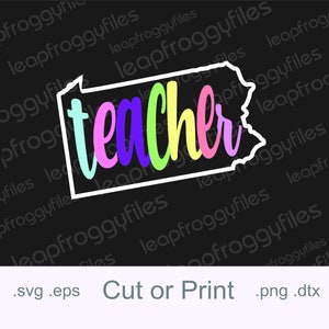 Puede incluir: Un diseño de arte de palabras 'teacher' colorido en un esquema de colores arcoíris, con la palabra 'teacher' en un contorno blanco, con forma del estado de Pensilvania.