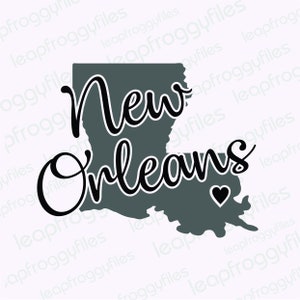 Puede incluir: Un diseño gráfico en blanco y negro del estado de Luisiana con el texto "New Orleans" y un pequeño corazón en el centro del estado.