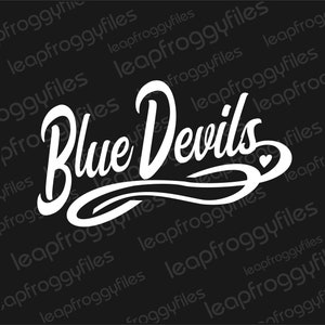 Op de afbeelding: Witte tekst op een zwarte achtergrond luidt "Blue Devils" met een hart aan het einde van het woord "Devils".