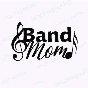 Puede incluir: Diseño gráfico en blanco y negro con el texto "Band Mom" y notas musicales.