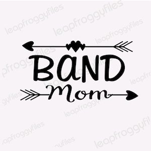 Puede incluir: Diseño gráfico en blanco y negro con flechas y corazones que dice "BAND MOM".
