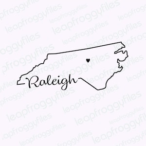 Puede incluir: Ilustración en blanco y negro de líneas de arte del estado de Carolina del Norte con un pequeño icono de corazón que marca la ubicación de Raleigh. El texto "Raleigh" está escrito en cursiva debajo del contorno del estado.