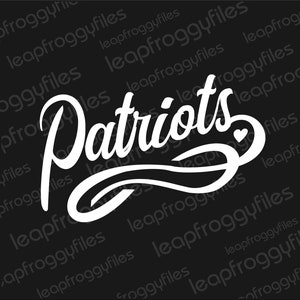 Könnte beinhalten: Weißer Text auf schwarzem Hintergrund, der "Patriots" mit einem Herzen am Ende des Wortes lautet. Das Wort ist mit einer geschwungenen Linie darunter stilisiert.