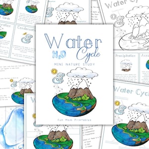 Op de afbeelding: Een verzameling educatieve printables over de watercyclus. De centrale afbeelding toont een kleurrijke illustratie van de watercyclus met bergen, wolken en regen. De tekst "Water Cycle Mini Nature Study" staat prominent afgebeeld. Andere kaarten tonen de fasen.
