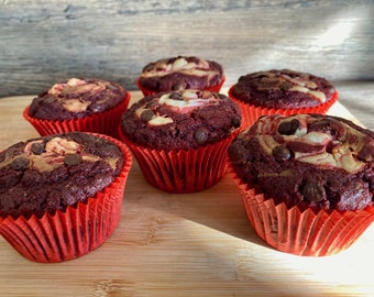 red velvet frischkäse-muffins saftiger handgemachte frische backwaren valentinstaggeschenk tischdeko