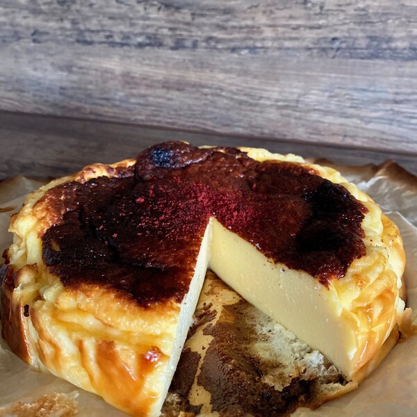 Cremiger Verbrannte San Sebastian Käsekuchen Baskischer Burnt Cheesecake Frischkäseterrine Hausgemachte Frische Tisch deko