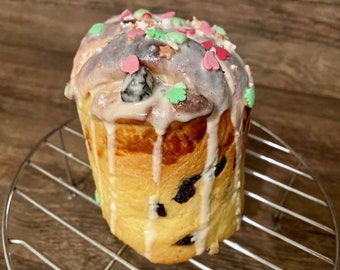 Pastel de Pascua fresco pequeño (200 gr) casero, pan de masa de mantequilla, kulich tradicional o pashka con ron, decoración de mesa, idea de regalo