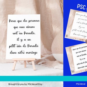 Peut inclure: Une pancarte blanche avec du texte noir sur un chevalet en bois. Le texte dit "Parce que des personnes que nous aimons sont au Paradis, il y a un petit coin de Paradis dans notre mariage".