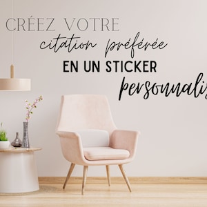 Peut inclure: Un fauteuil rose avec un coussin blanc est placé devant un mur blanc avec un autocollant de texte noir qui dit "CRÉEZ VOTRE citation préférée EN UN STICKER personnalisé".