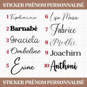 Peut inclure: Une feuille d'autocollants de noms personnalisés. Les noms sont écrits dans différentes polices et styles, avec des numéros à côté de chaque nom. Le texte "STICKER PRÉNOM PERSONNALISÉ" est en haut et en bas.