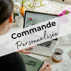 Peut inclure: Une personne travaille sur un ordinateur portable avec un fond blanc. L'écran de l'ordinateur portable affiche un site Web avec un projet de conception. Le texte "Commande Personnalisée" est écrit sur l'image.
