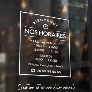 Peut inclure: Une affiche blanche avec du texte noir sur une porte en verre, affichant les heures d'ouverture. L'affiche indique "BIENVENUE" avec une icône d'horloge, "NOS HORAIRES", "MARDI au VENDREDI 10h00 - 12h00 14h00 - 18h45", "SAMEDI 9h00 - 12h30", "DIMANCHE et LUNDI - Fermé", et un numéro de téléphone "06 55 55 55 55".