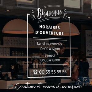 Peut inclure: Une vitrine affiche les horaires d'ouverture en texte blanc. Le texte dit "Bienvenue" et "HORAIRES D'OUVERTURE". Les heures des jours de semaine et du samedi sont indiquées, ainsi qu'un numéro de téléphone. Le texte du bas dit "Création et envoi d'un visuel".