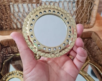 Petit miroir en laiton à fixer sur le mur