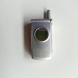 Vintage Samsung Cellphone - Retro Design, Classic Early 2000s Mobile Tech