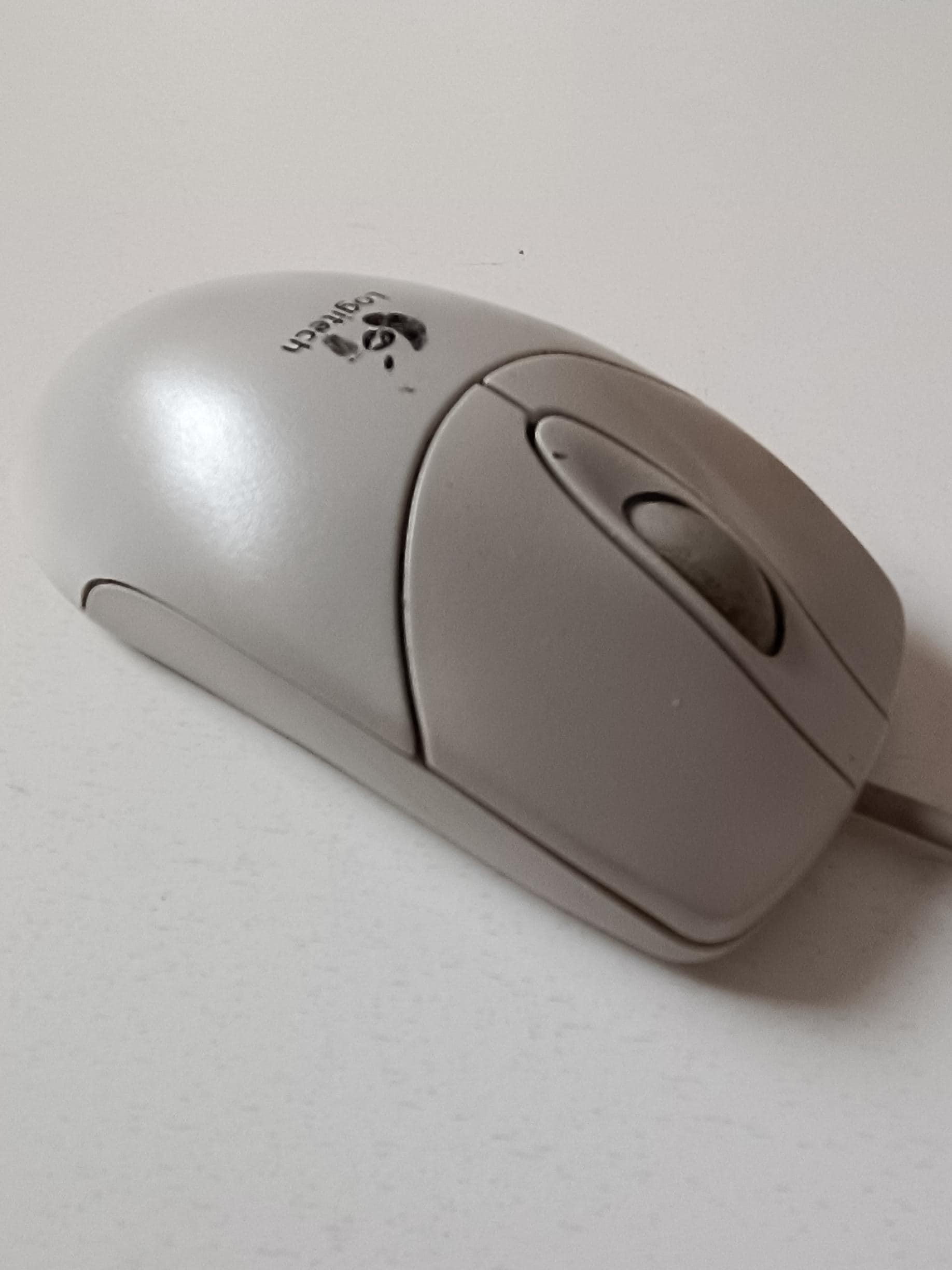 Souris à Boule USB Logitech OEM M-UK96A - Compatible Windows 98 à 10, DPI 2000, Neuve, Marque Fujitsu