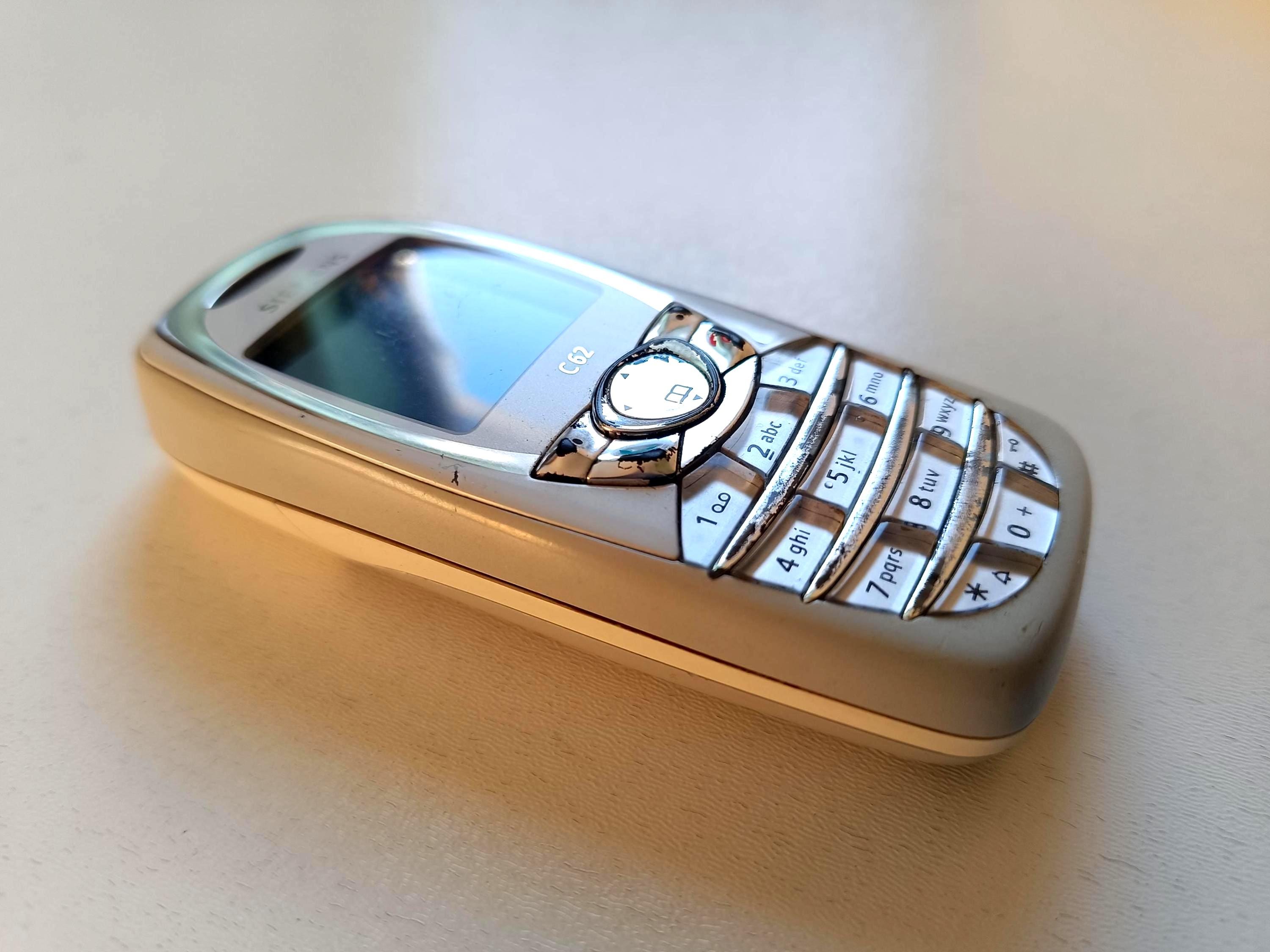 Vintage Siemens C62 Mobile Phone – Classic 2000s Candybar
