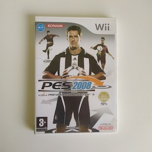 Peut inclure: Une boîte de jeu vidéo pour la console Wii présentant Pro Evolution Soccer 2008. La boîte est noire et blanche avec un joueur de football sur le devant. Le jeu est classé 3+ et est autorisé par Nintendo.