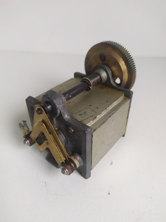 Générateur de manivelle à main de téléphone antique, engrenages en laiton,  poignée de ressort, petit générateur de puissance portatif URSS, vieux  moteur dynamo, Steampunk Tesla. -  France