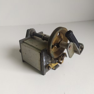 Hand crank generator -  France