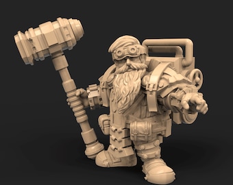 Op de afbeelding: Een miniatuurfiguur van een dwerg met een bril en baard, die een grote hamer vasthoudt. De dwerg draagt een steampunk-achtige outfit met tandwielen en banden. Het figuur is gemaakt van lichtbruin plastic.