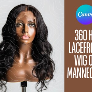 Könnte beinhalten: Eine schwarze Perücke mit Spitzenfront auf einem Mannequin-Kopf. Die Perücke ist in lockeren Wellen gestylt und hat ein natürliches, realistisches Aussehen. Das Mannequin trägt ein neutrales Make-up. Das Bild ist mit "360 HD Lacefront Wig on Mannequin" und "Canva" beschriftet.