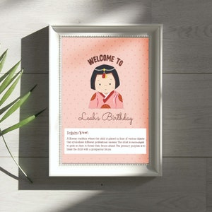 Puede incluir: Una invitación de cumpleaños imprimible rosa y blanca con una ilustración de dibujos animados de una niña con un vestido tradicional coreano. El texto dice "Bienvenido al cumpleaños de Leah" e incluye información sobre la tradición coreana del Doljabi.