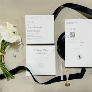 Elfenbeinfarbene quadratische Einladungen mit geprägtem Druck, individuelle Wachssiegel mit weißen Perlen und Antwortkarten - Elegante Hochzeitspapeterie