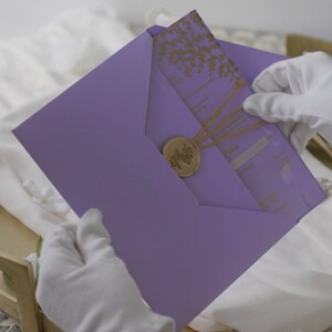 Invitaciones de boda Invitaciones de boda sij indias hechas a medida con múltiples inserciones y sellos de cera en papel morado/lila