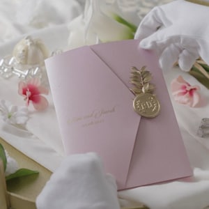 Invitaciones de boda Invitaciones de boda sikh indias hechas a medida con múltiples inserciones y sellos de cera en papel metálico rosa