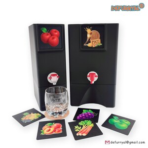 Op de afbeelding: Twee zwarte drankdispensers met rode kranen en fruitafbeeldingen. Een helder glas en onderzetters met fruitafbeeldingen staan ervoor. De tekst "DEFURRYAL" staat rechtsboven. De tekst "defurryal@gmail.com" staat rechtsonder.