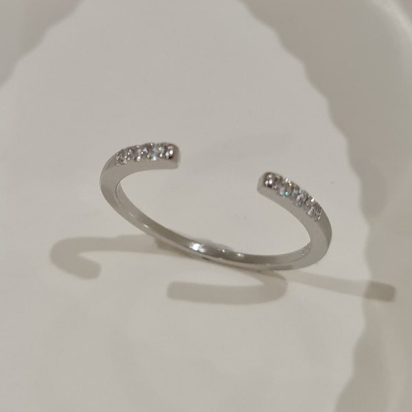 Sierlijke ring sterling zilver, dunne zilveren ringband, zilveren stapelringen, minimalistische ring, open diamanten ringband, cadeaus voor haar