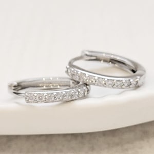 Argolas de diamante de prata esterlina de 11 mm, argolas de prata empilháveis, brincos de argola Huggie, presente para ela, brincos de argola delicados, argolas de prata minúsculas