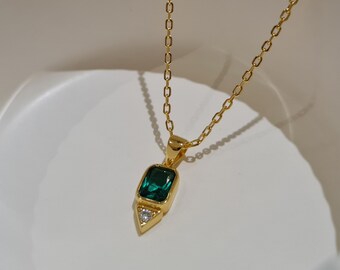 スターリングシルバーの小さな長方形のエメラルドグリーンのペンダント