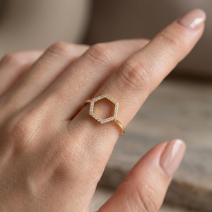 Anillo hexagonal de oro de 14 quilates / Anillo geométrico minimalista para mujer / Joyería minimalista | Anillo apilable delicado con cristales de circonita cúbica | Regalos para ella