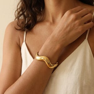 Bracciale rigido in oro spesso, bracciale a fascia ondulato, gioielli da donna da indossare a strati, bracciale massiccio impilabile, regali per lei, gioielli impermeabili che non si ossidano