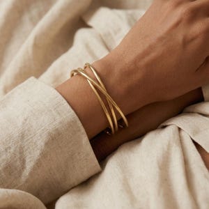 Gold Armreif, Gold Armreifen, 18 Karat vergoldet, wasserdichter Schmuck, minimalistischer Schmuck, Geschenke für sie