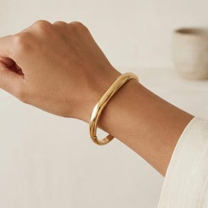 Fyrkantigt guldarmband | Minimalistiskt guldpläterat armband | Stapelbart armband | Smycken i rostfritt stål, hypoallergent och vattentätt