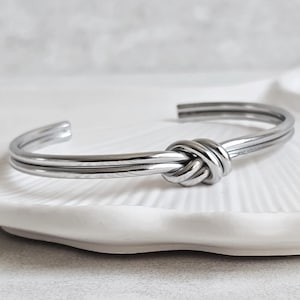 Bracciale con nodo in argento, regalo per damigella d'onore, bracciale impilabile, bracciale rigido impermeabile e antiossidante, regalo per lei, gioiello minimalista, braccialetto con nodo d'amore