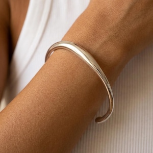 Verstellbarer, offener Armreif, quadratischer Armreif, stapelbarer Silberarmreif, wasserfester, anlaufgeschützter Schmuck, minimalistischer Schmuck, Geschenkidee für sie