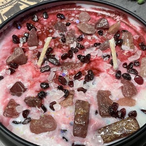 BEAUTY & POWER   Soy Wax Spell Candle 10 oz , With Strawberry Quartz , Garnet and Rose Quartz