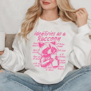Immagine PNG di un procione divertente, design sarcastico e pungente, design DTF per sublimazione. immagine 6