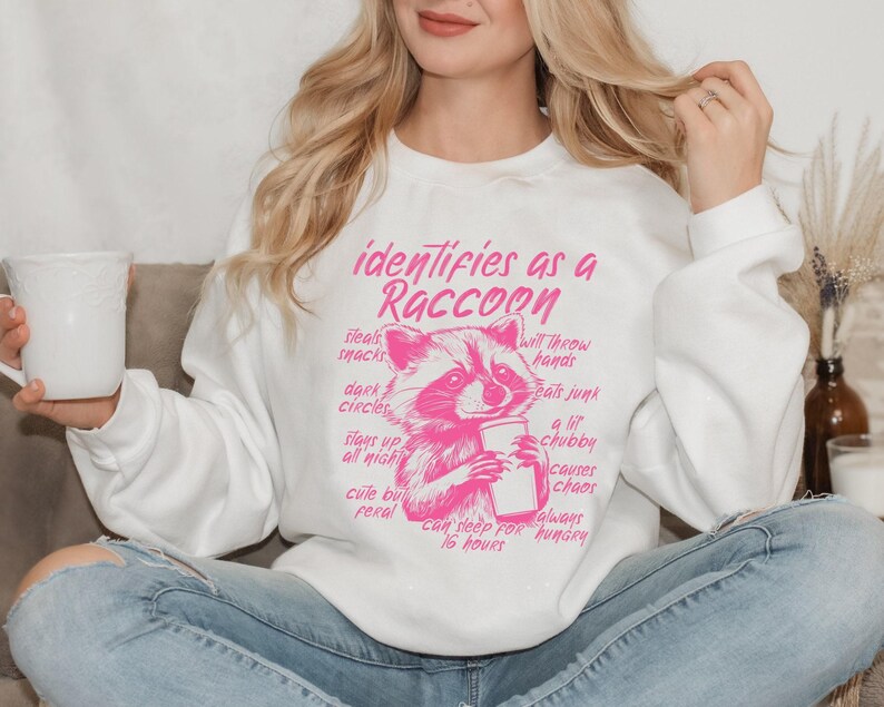 Immagine PNG di un procione divertente, design sarcastico e pungente, design DTF per sublimazione. immagine 6
