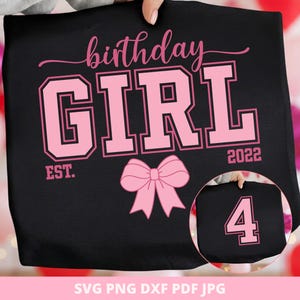Könnte beinhalten: Schwarzes T-Shirt mit dem pinkfarbenen Text "birthday GIRL" und einer rosa Schleife. Die Zahl "4" wird in einem kleineren Kreis angezeigt. Der Text "EST. 2022" ist ebenfalls vorhanden.