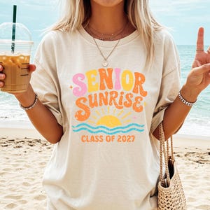 etro groovy senior sunrise 2027 PNG SVG digital download, bubbly pink orange yellow lettering with sun and teal waves, class of 2027 sublimation shirt design instant download