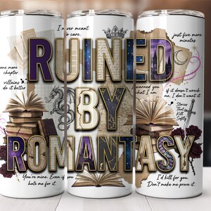 Peut inclure: Un gobelet blanc sur le th&egrave;me de la fantaisie, avec les mots "RUINED BY ROMANTASY" dans un design violet et or. Le design comprend des livres, un dragon, une &eacute;p&eacute;e et du texte d'un livre.
